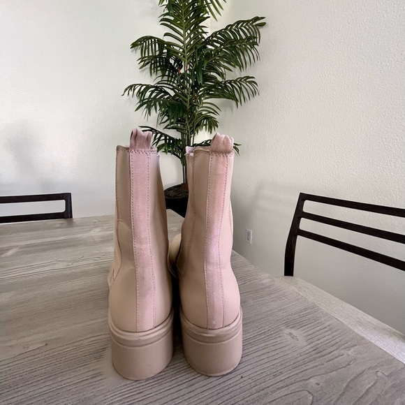 STEVE MADDEN-  Clarisa Chelsea Boot in color sand - Picture 9 of 11